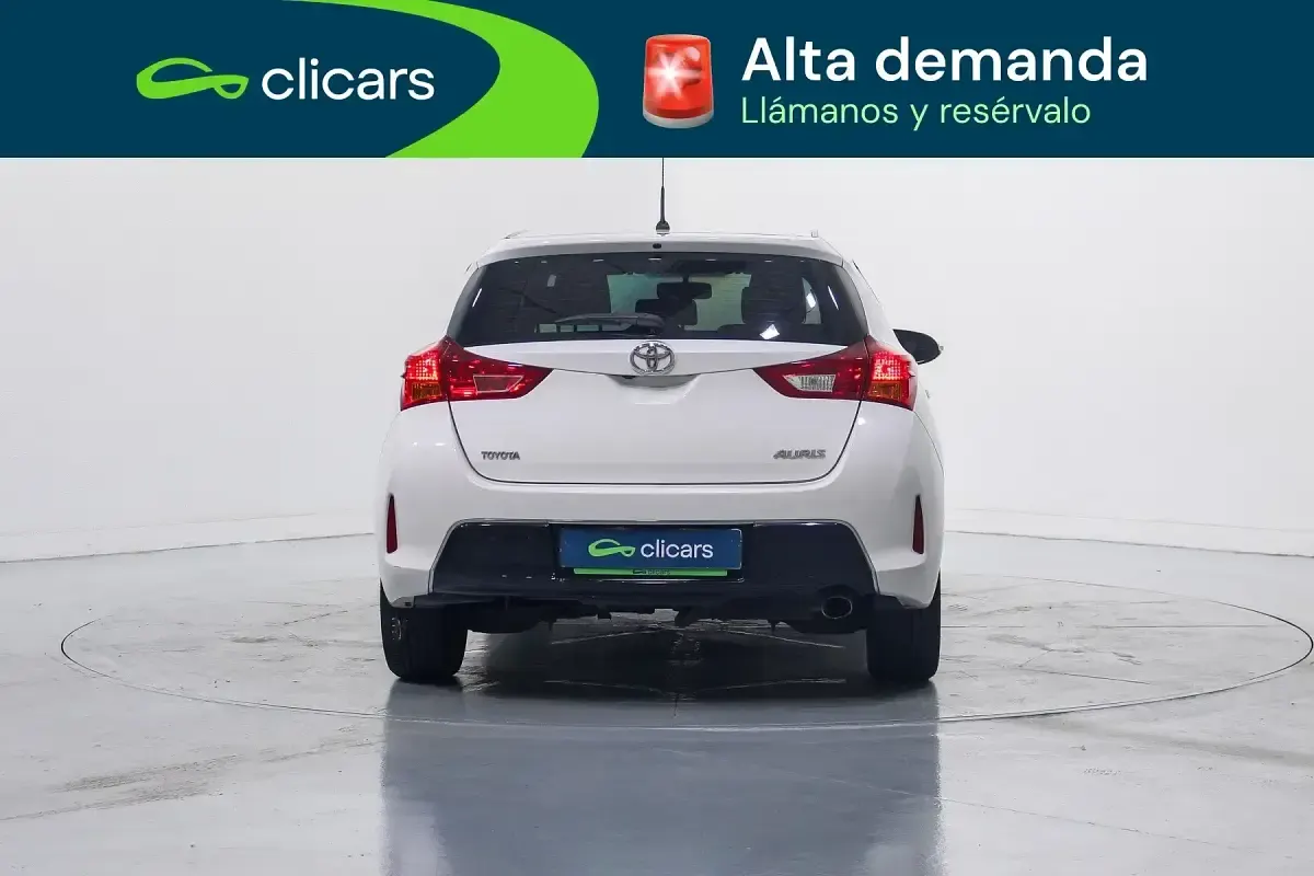 Usado Toyota Auris Active 132 CV (97 kW) 2014 Blanco Berlina