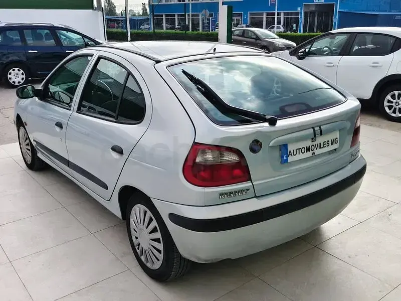 Usado Renault Mégane II Expression 115 CV (84 kW) 2002 Gris / plata Berlina