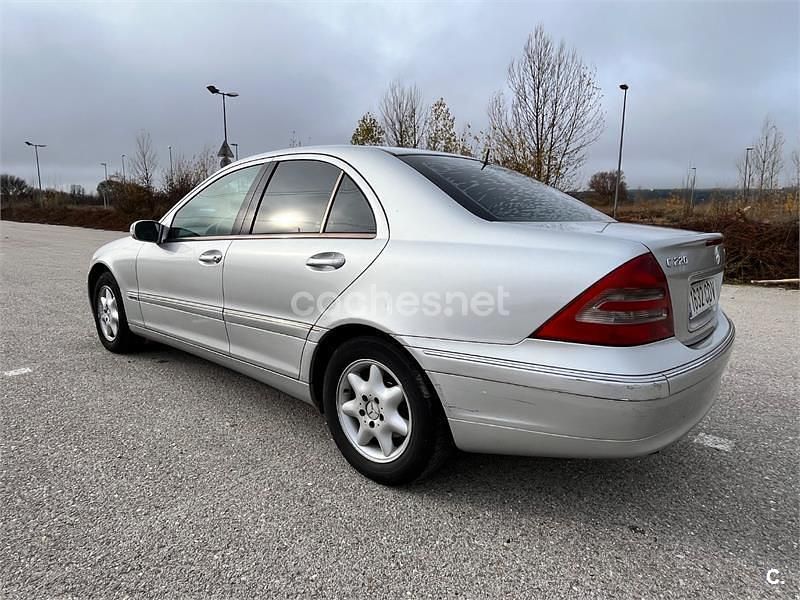 Usado Mercedes C220 Elegance 143 CV (105 kW) 2003 Gris / plata Berlina