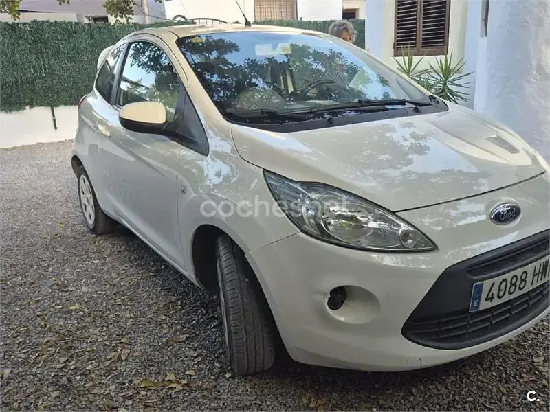 Usado Ford Ka 69 CV (50 kW) 2014 Blanco Berlina