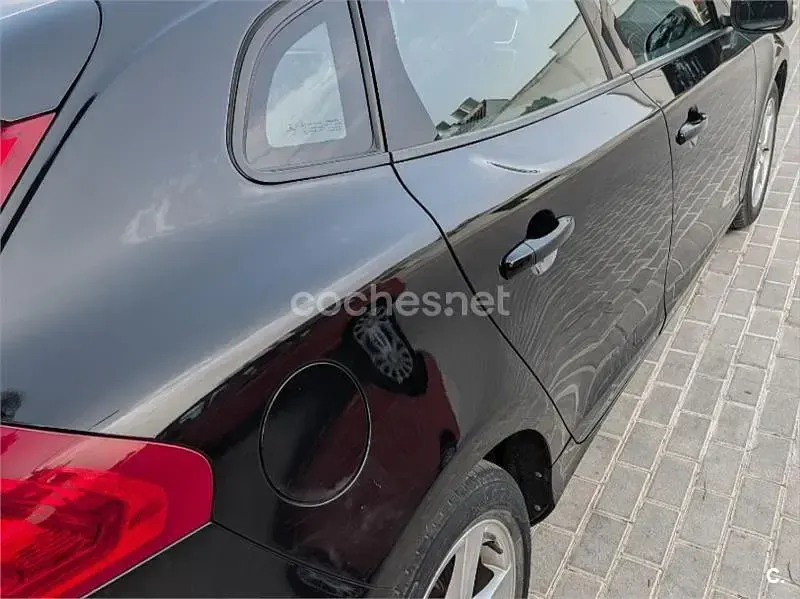 Usado Volvo V40 Momentum 120 CV (88 kW) 2016 Negro Berlina