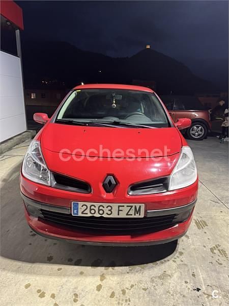 Usado Renault Clio II 75 CV (55 kW) 2008 Rojo Berlina