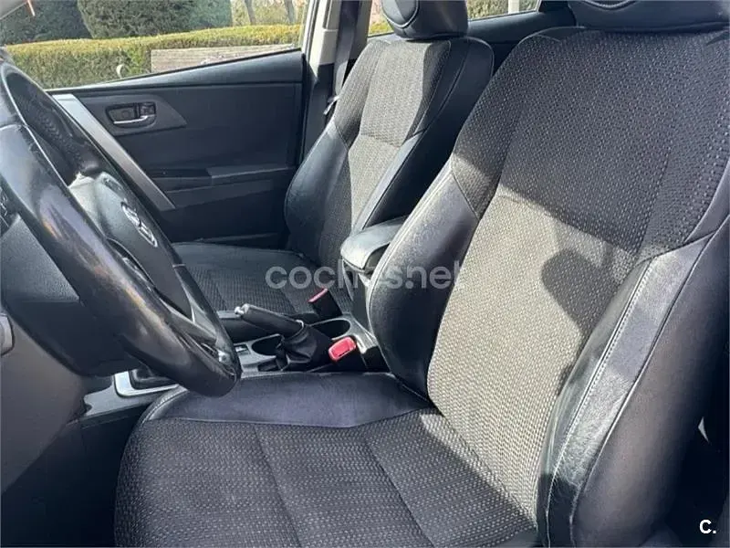 Usado Toyota Auris 124 CV (91 kW) 2014 Blanco Familiar