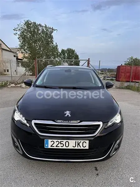 Usado Peugeot 308 SW Allure 130 CV (95 kW) 2015 Negro Familiar