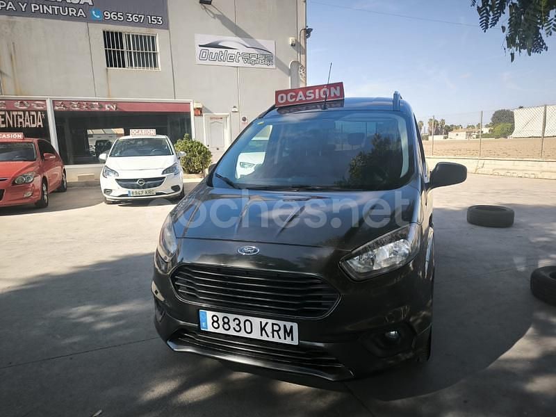 Usado Ford Tourneo Courier Sport 100 CV (73 kW) 2018 Gris / plata Monovolumen