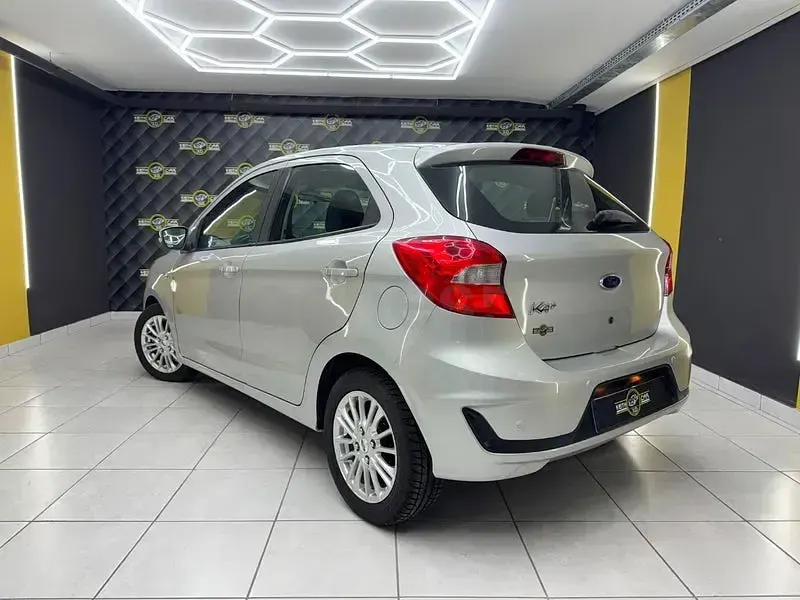 Usado Ford Ka Plus Active 85 CV (62 kW) 2018 Gris / plata Utilitario