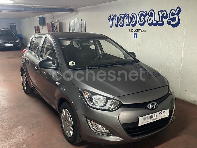 Usado Hyundai i20 75 CV (55 kW) 2013 Gris / plata Utilitario