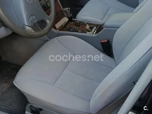 Usado Mercedes E320 Elegance 220 CV (161 kW) 2002 Negro Berlina