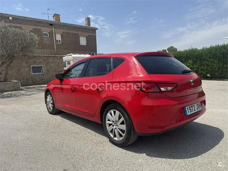 Usado Seat Leon Style 110 CV (80 kW) 2017 Rojo Berlina