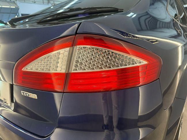 Usado Ford Mondeo Ghia 130 CV (95 kW) 2007 Azul Berlina