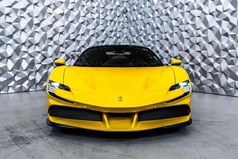 Usado Ferrari SF90 1001 CV (736 kW) 2022 Amarillo Coupe