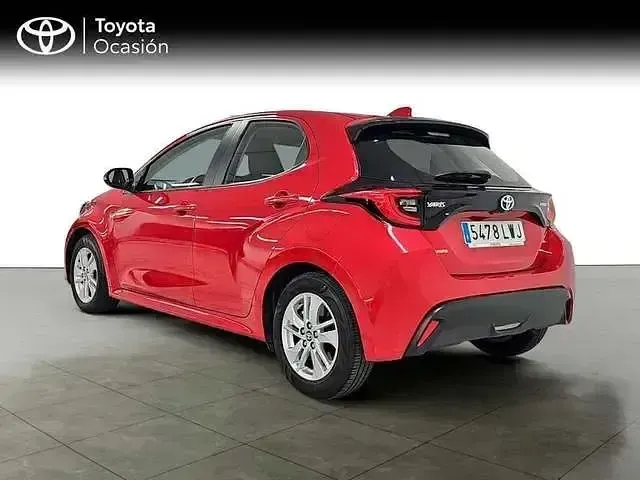 Usado Toyota Yaris Active 116 CV (85 kW) 2022 Rojo Utilitario