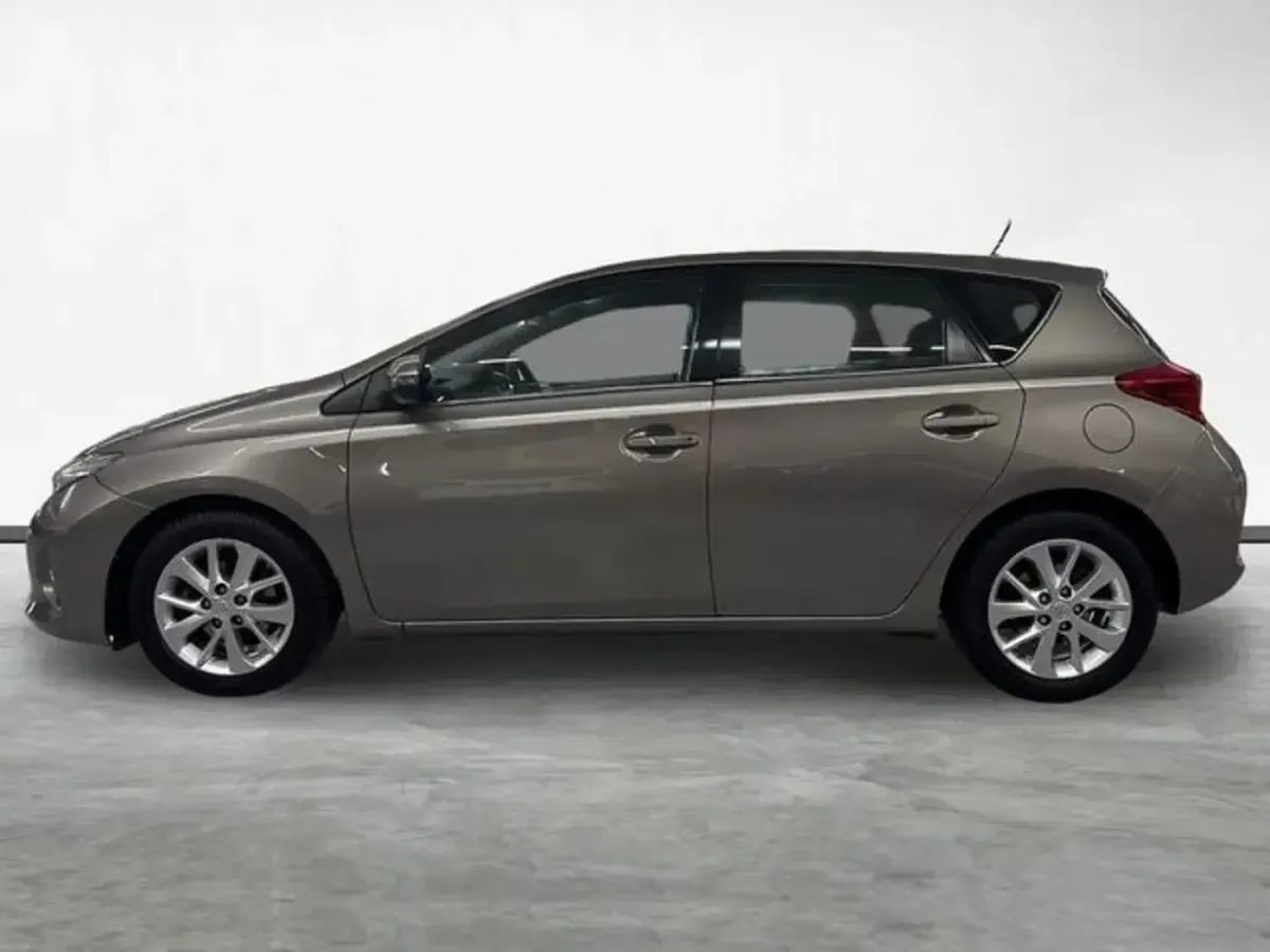 Usado Toyota Auris Active 90 CV (66 kW) 2015 Marrón Utilitario