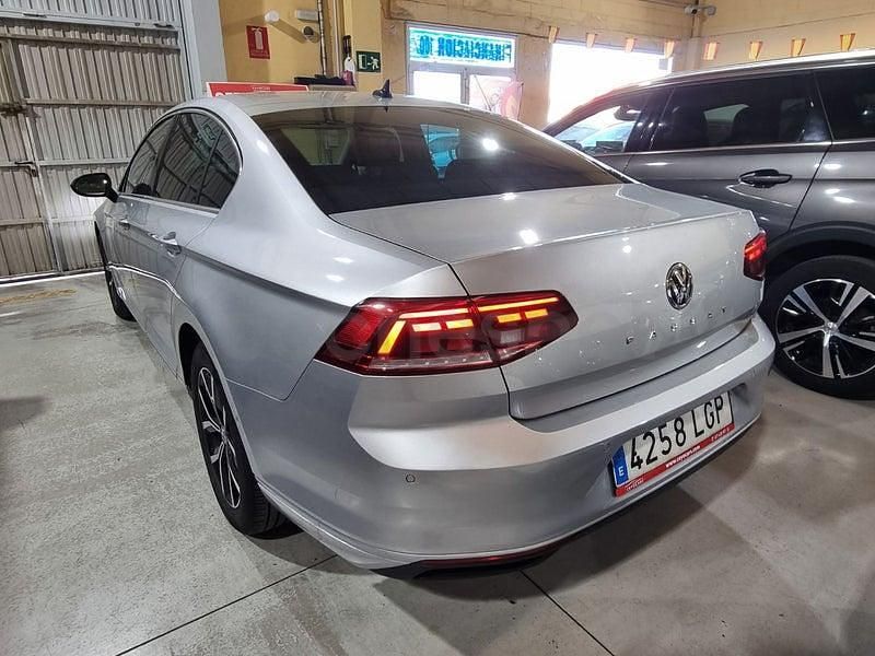 Usado VW Passat Executive 120 CV (88 kW) 2020 Gris / plata Berlina