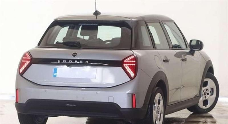 Usado Mini Cooper Classic 156 CV (114 kW) 2025 Gris Utilitario