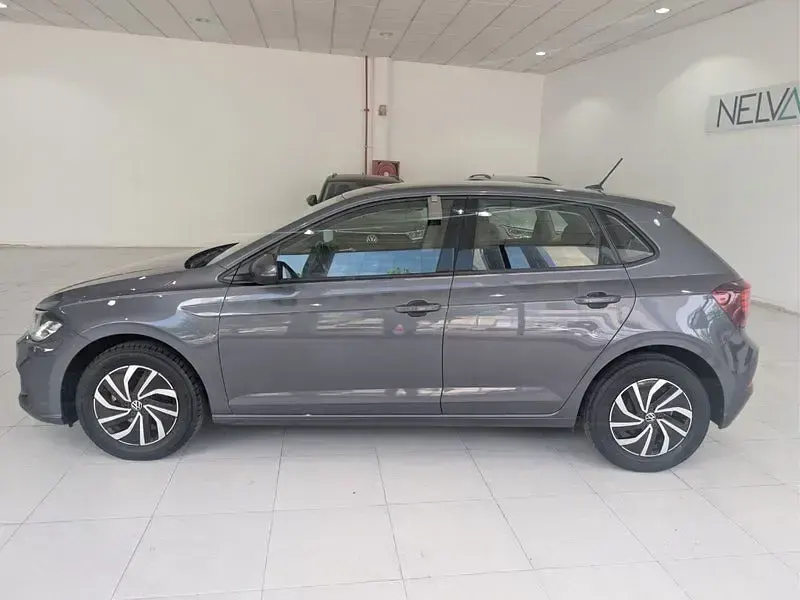 Usado VW Polo Life 95 CV (69 kW) 2022 Gris / plata Utilitario