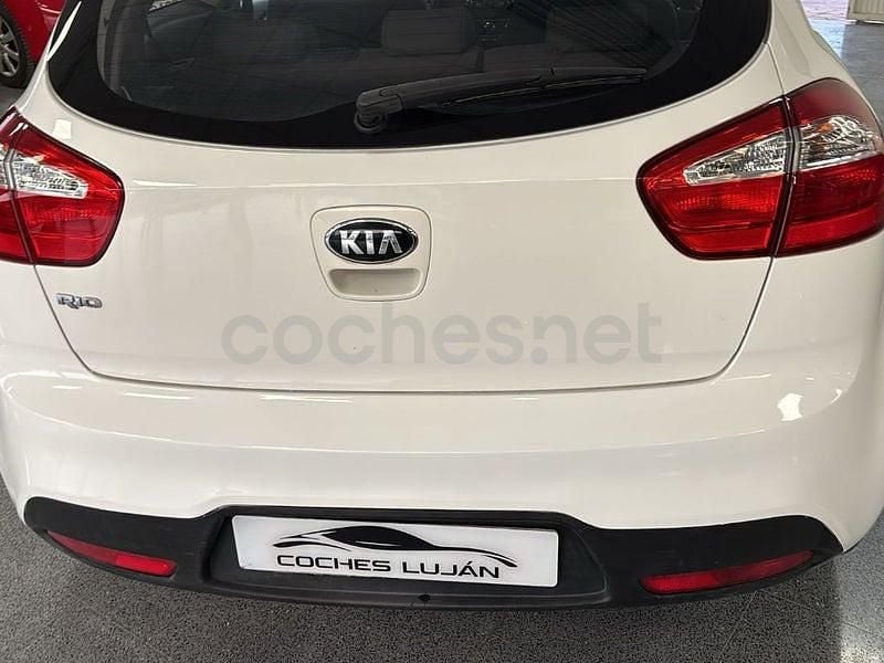 Usado Kia Rio 85 CV (62 kW) 2014 Blanco Berlina