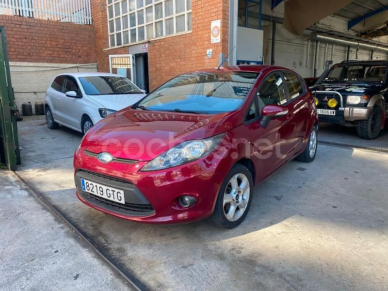 Usado Ford Fiesta Trend 82 CV (60 kW) 2010 Granate Berlina