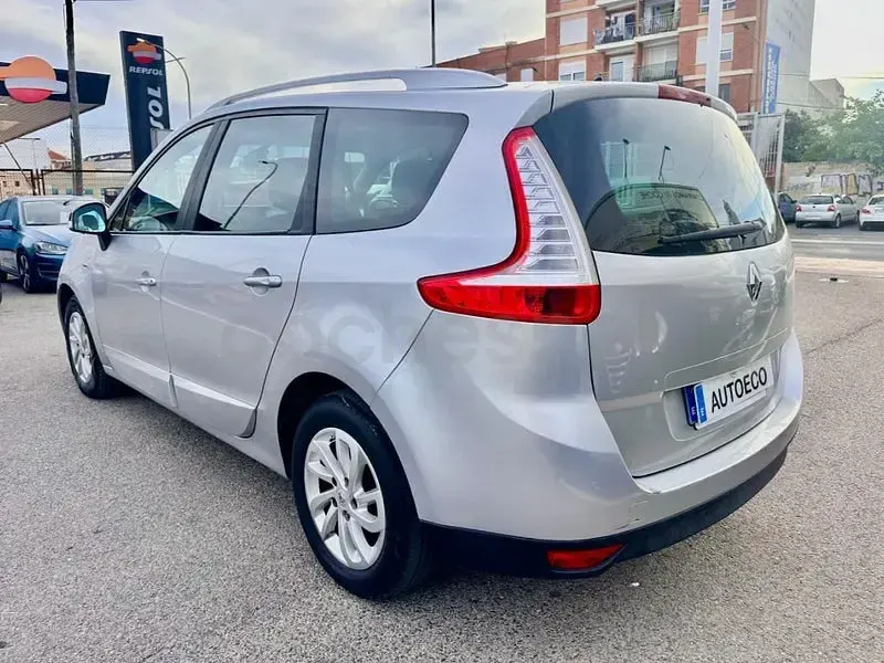 Usado Renault Grand Scénic III LIMITED 110 CV (80 kW) 2015 Gris / plata Monovolumen