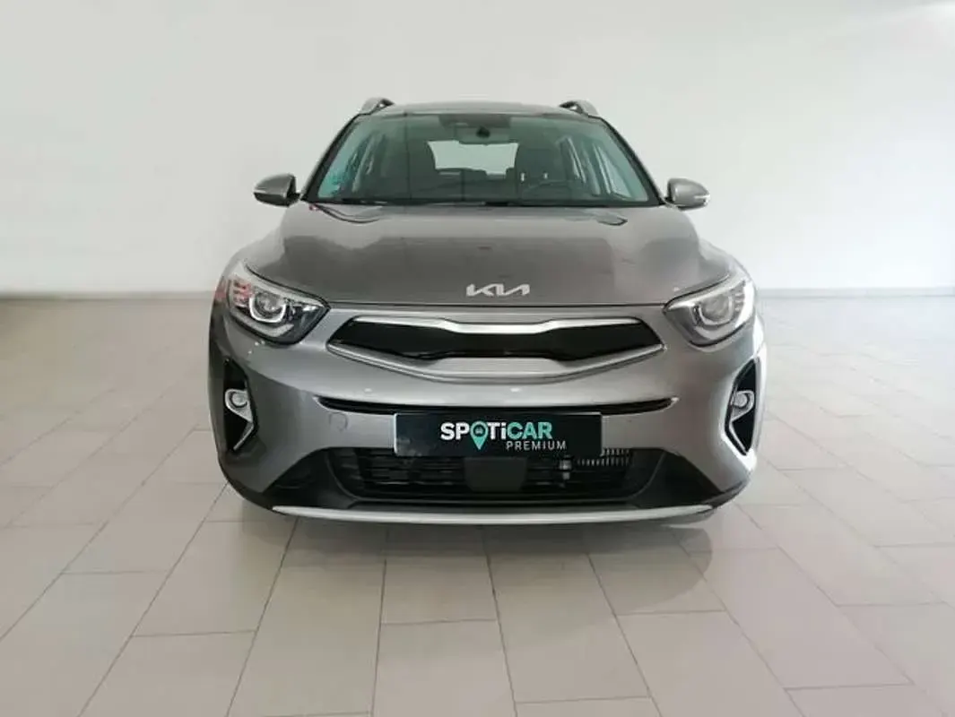 Usado Kia Stonic 101 CV (74 kW) 2024 Gris SUV