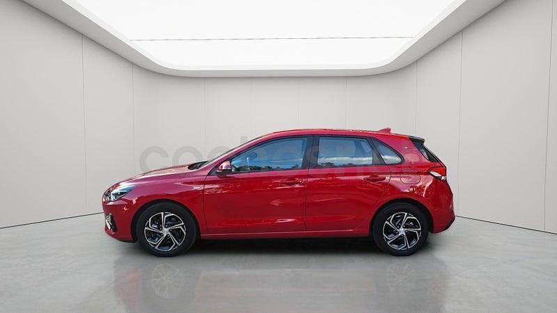 Usado Hyundai i30 120 CV (88 kW) 2022 Rojo Berlina