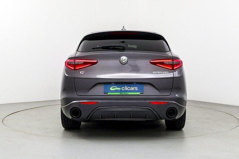 Usado Alfa Romeo Stelvio Veloce 210 CV (154 kW) 2022 Gris SUV