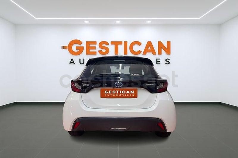 Usado Toyota Yaris Hybrid Active 116 CV (85 kW) 2022 Blanco Berlina