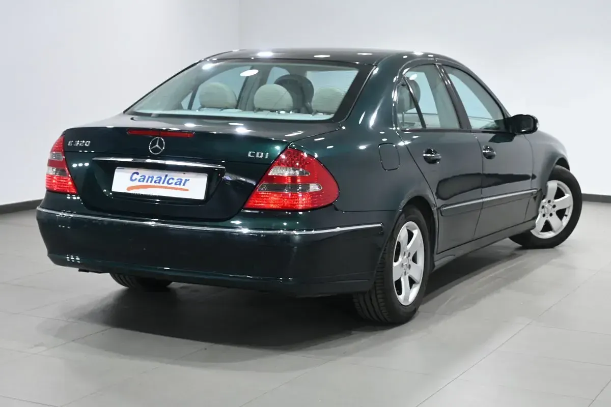Usado Mercedes E320 Classic 224 CV (164 kW) 2006 Gris Berlina