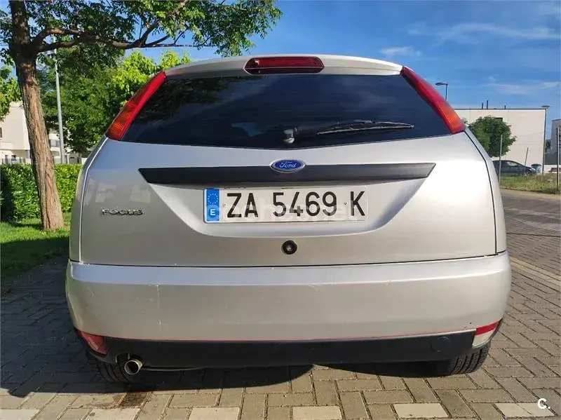 Usado Ford Focus Trend 100 CV (73 kW) 1999 Gris / plata Berlina