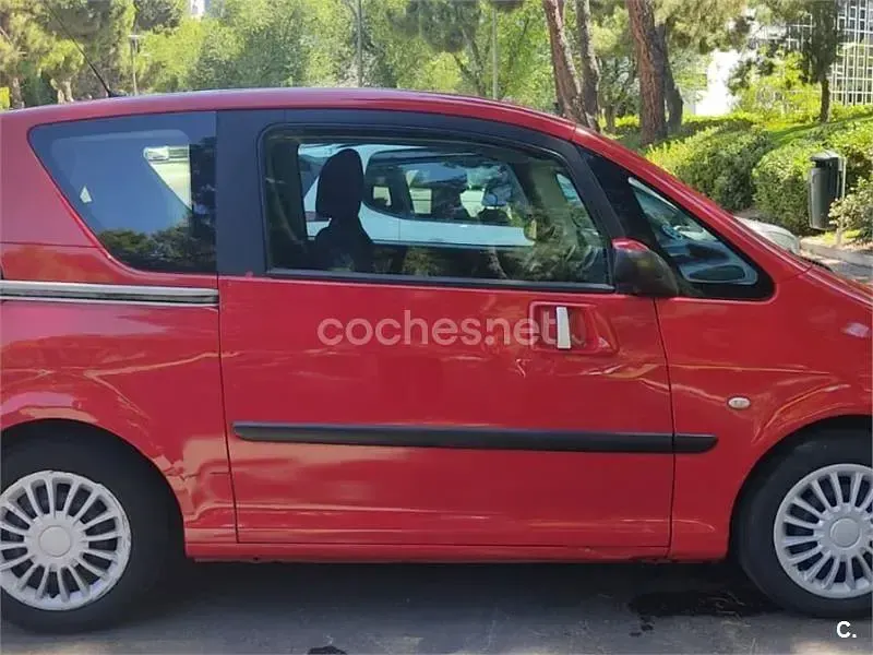 Usado Peugeot 1007 75 CV (55 kW) 2007 Rojo Monovolumen