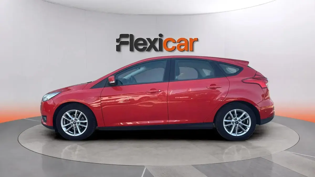 Usado Ford Focus Trend 101 CV (74 kW) 2018 Rojo Berlina