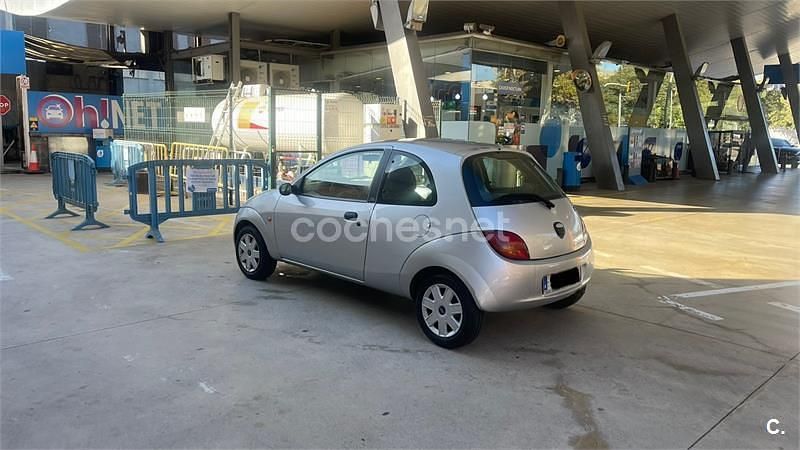 Usado Ford Ka 70 CV (51 kW) 2006 Gris / plata Utilitario