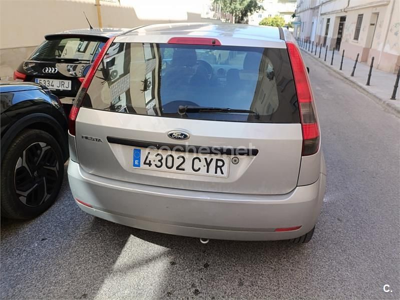 Usado Ford Fiesta Trend 100 CV (73 kW) 2004 Gris / plata Utilitario