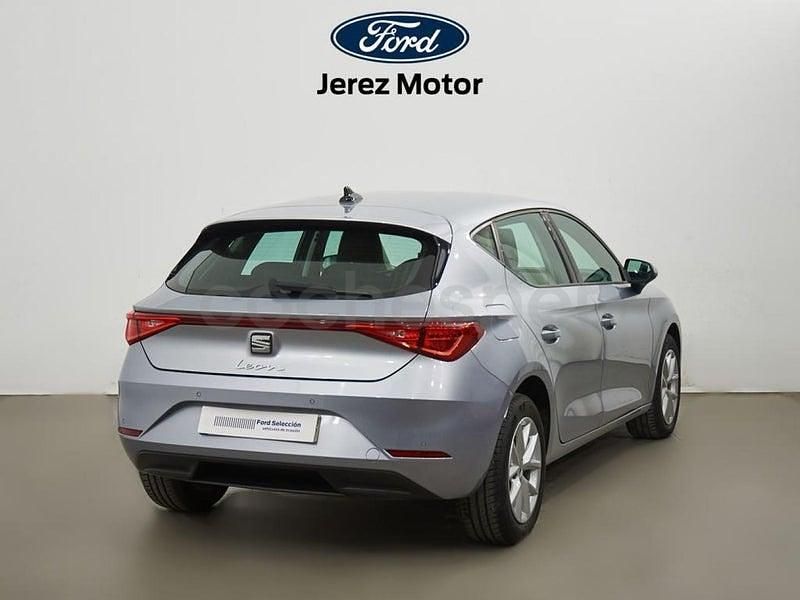 Usado Seat Leon Style 110 CV (80 kW) 2023 Gris / plata Berlina