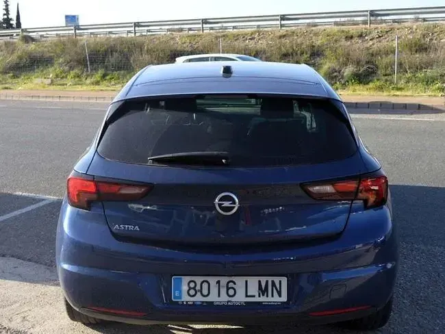 Usado Opel Astra GS Line 105 CV (77 kW) 2021 Azul Berlina