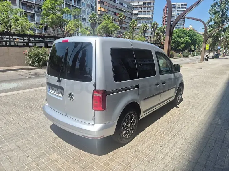 Usado VW Caddy 102 CV (75 kW) 2020 Gris / plata Monovolumen