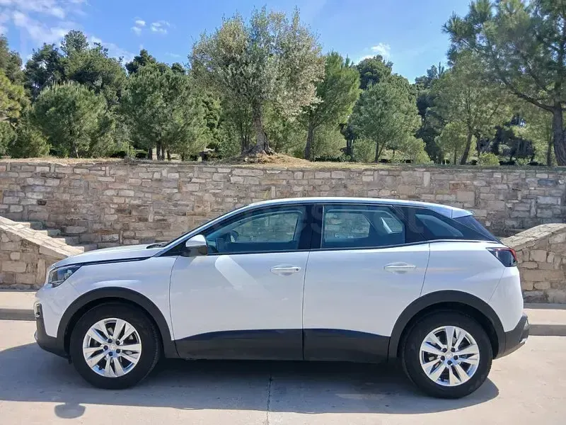 Usado Peugeot 3008 Active 130 CV (95 kW) 2019 Blanco SUV