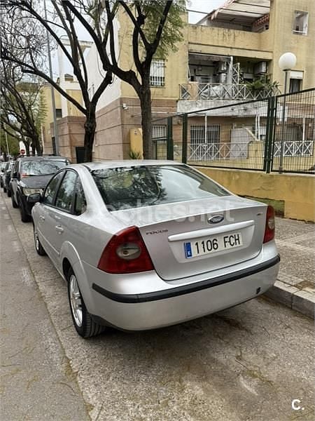 Usado Ford Focus Trend 115 CV (84 kW) 2007 Gris / plata Berlina