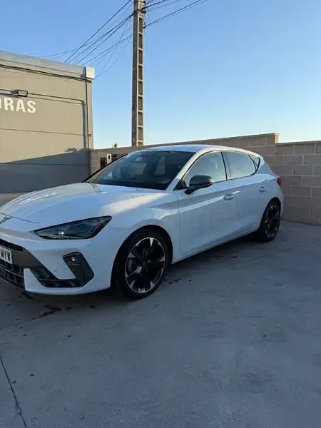 Usado Cupra Leon 150 CV (110 kW) 2025 Blanco Berlina