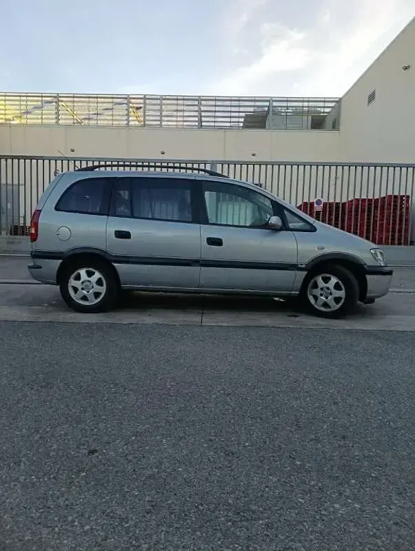 Usado Opel Zafira Elegance 125 HP (91 kW) 2003 Cinzento Monovolume