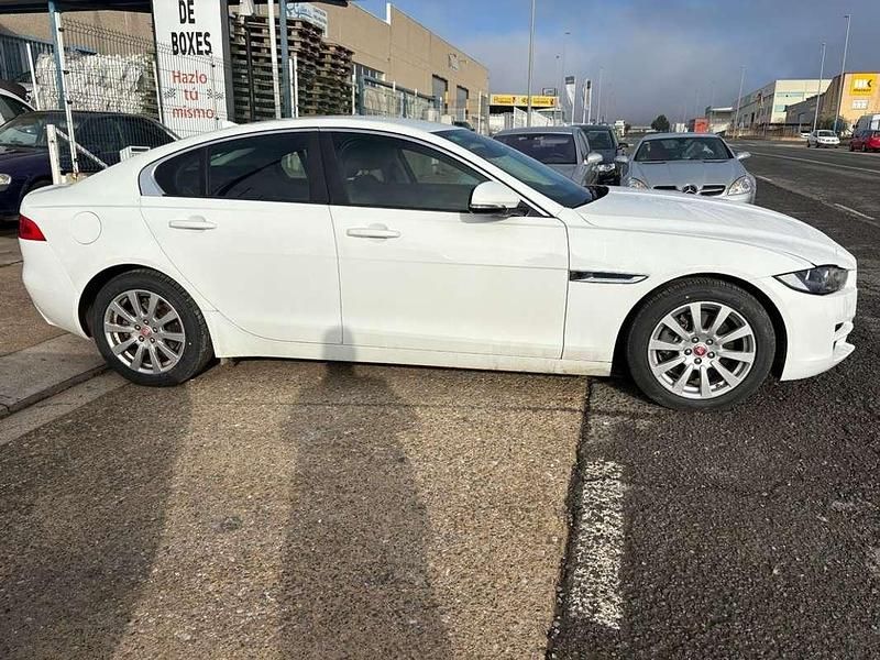 Usado Jaguar XE Pure 180 CV (132 kW) 2015 Blanco Berlina