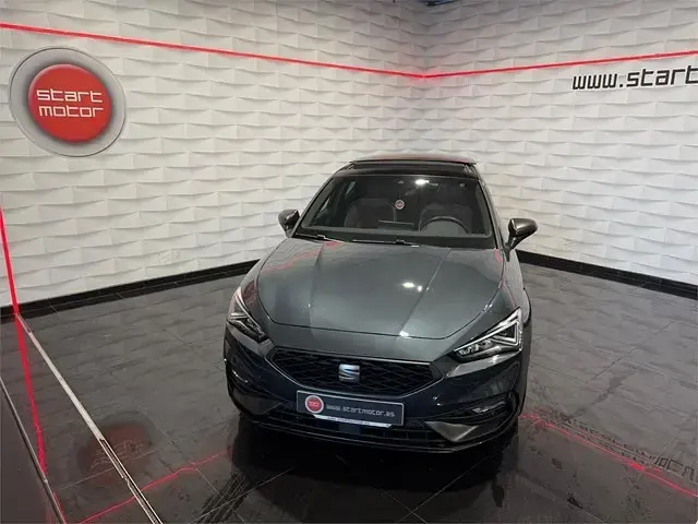 Usado Seat Leon FR 150 CV (110 kW) 2020 Gris / platagris Berlina