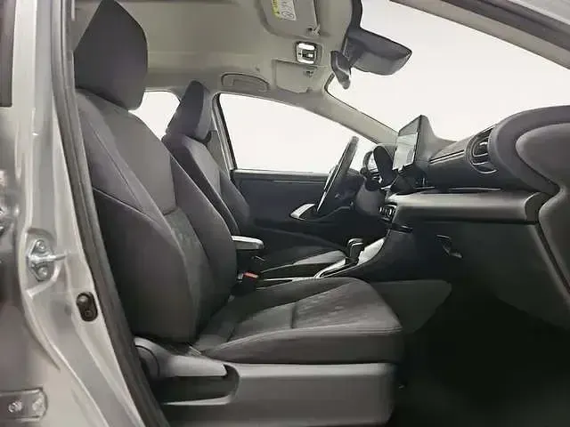 Usado Toyota Yaris Hybrid Active 116 CV (85 kW) 2025 Gris Berlina