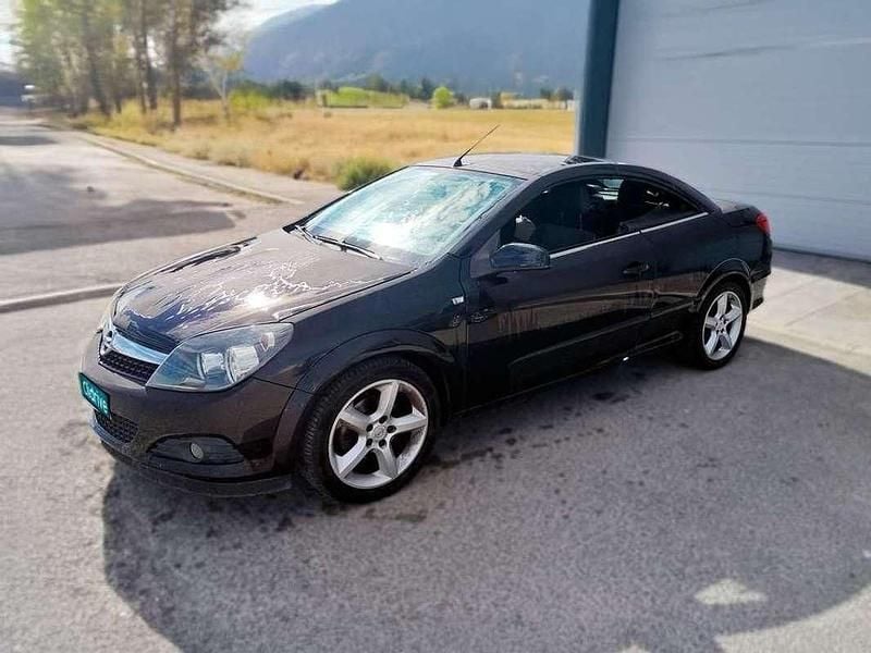 Usado Opel Astra Cabriolet Enjoy 139 CV (102 kW) 2006 Negro Descapotable