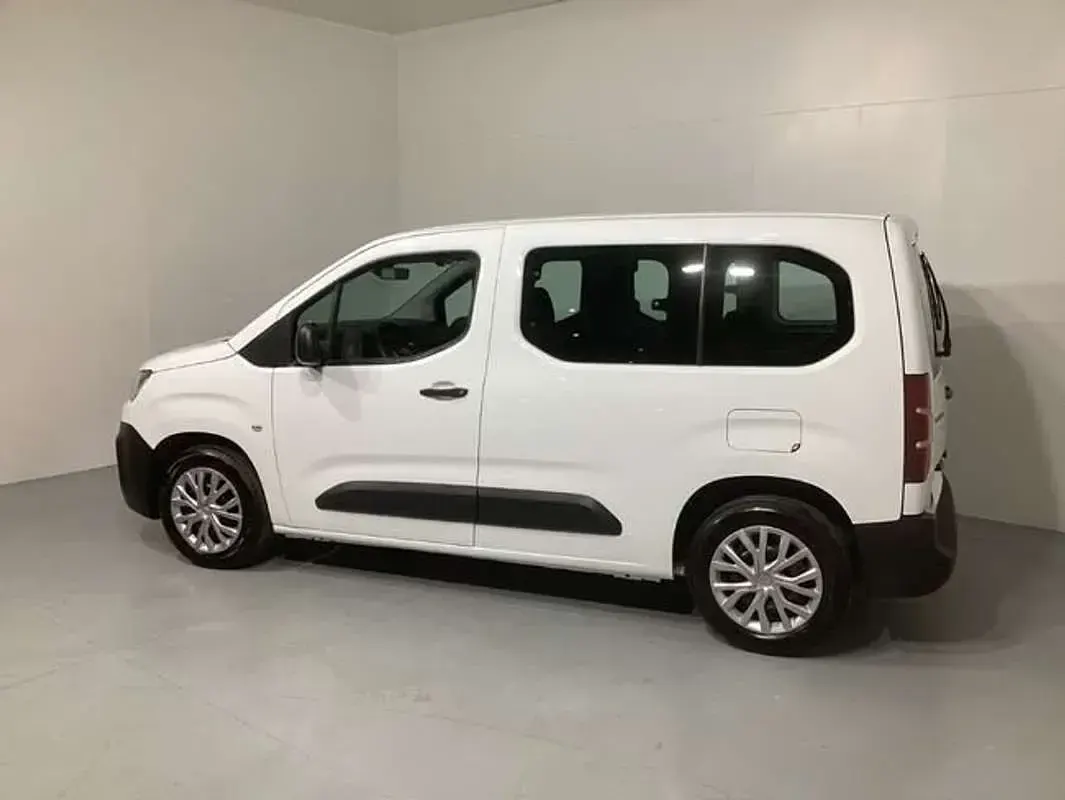 Usado Citroën Berlingo Live 102 CV (75 kW) 2022 Blanco Monovolumen