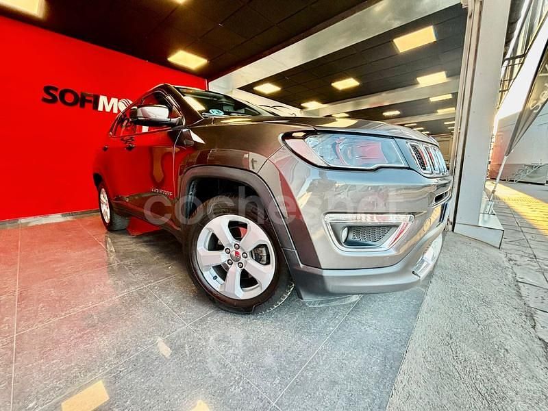 Usado Jeep Compass Sport 140 CV (102 kW) 2018 Gris / plata SUV