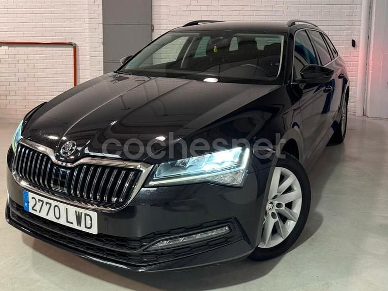 Negro Usado 2022 Skoda Superb Ambition Familiar | 21.990 € (Precio justo) - Imagen 1/4