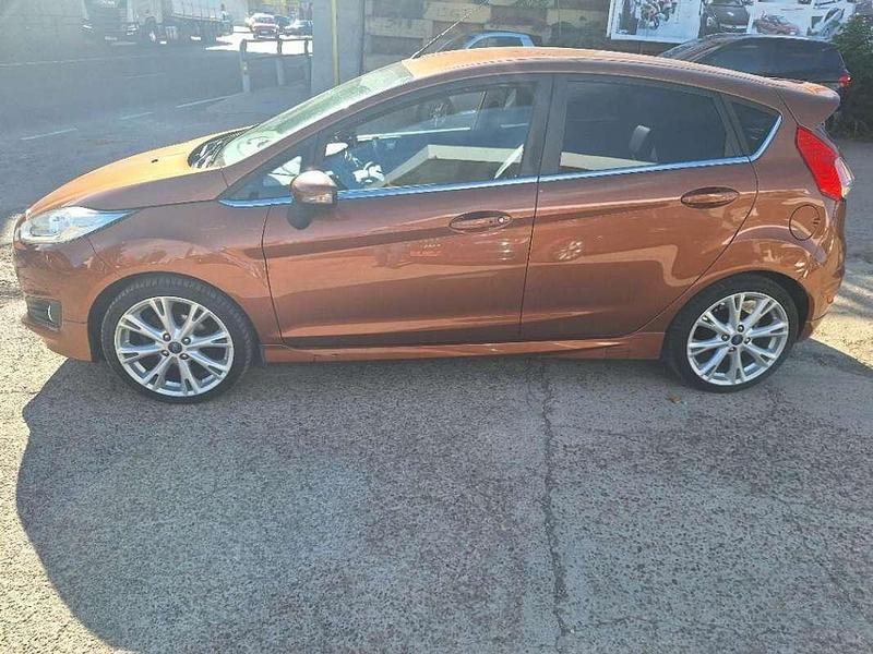 Usado Ford Fiesta Titanium X 125 CV (91 kW) 2014 Marrón Utilitario
