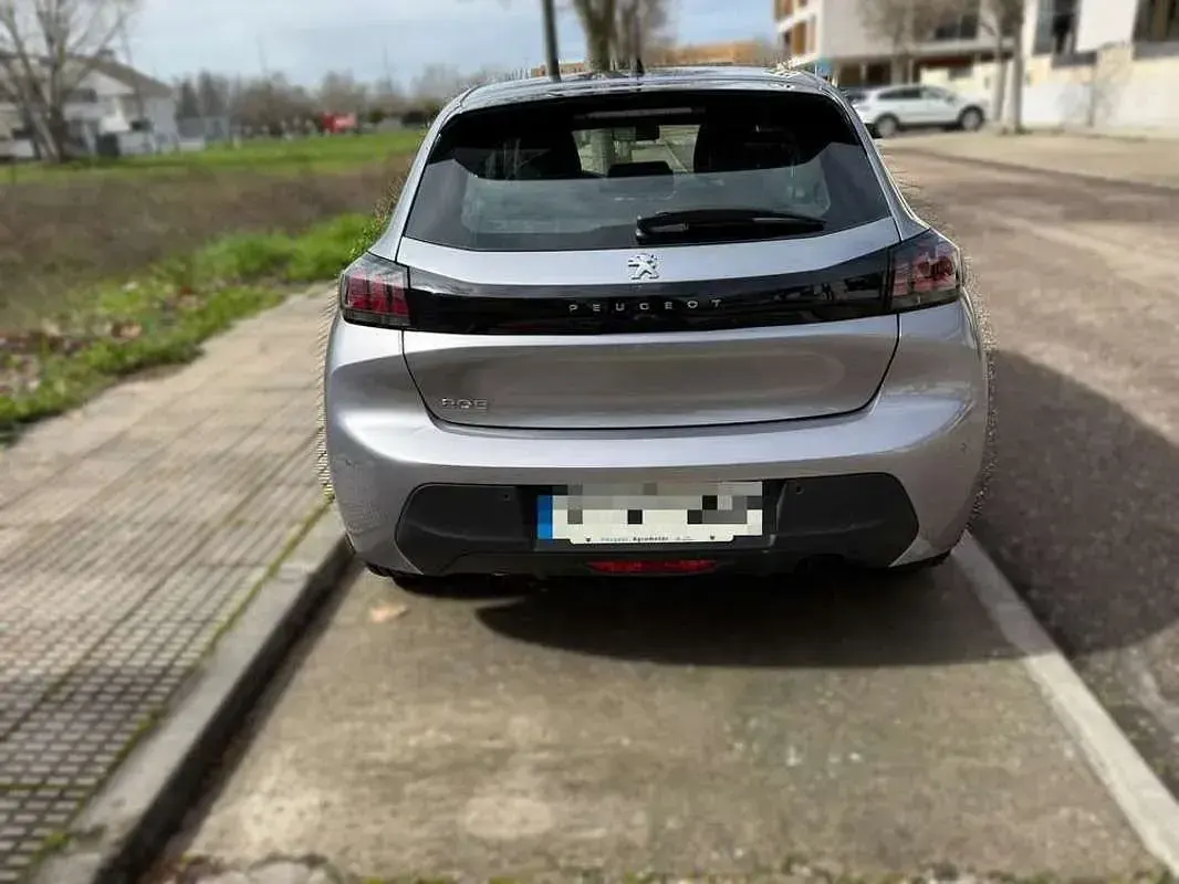 Usado Peugeot 208 Active 75 CV (55 kW) 2023 Gris Utilitario