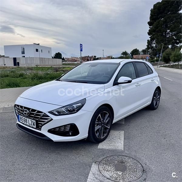 Usado Hyundai i30 110 CV (80 kW) 2022 Blanco Berlina